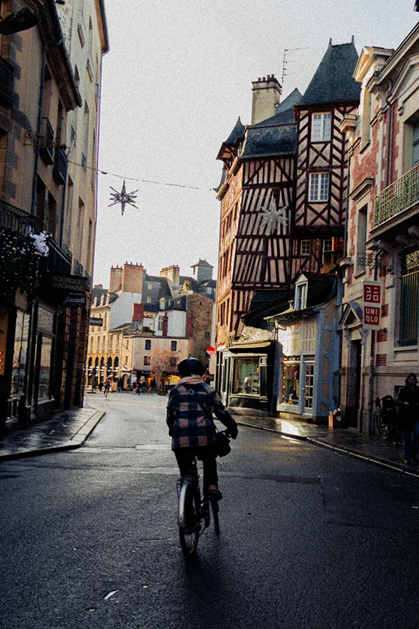 Shooting photo rennes - Tourisme Bretagne - place du champ jacquet, vélo, noel