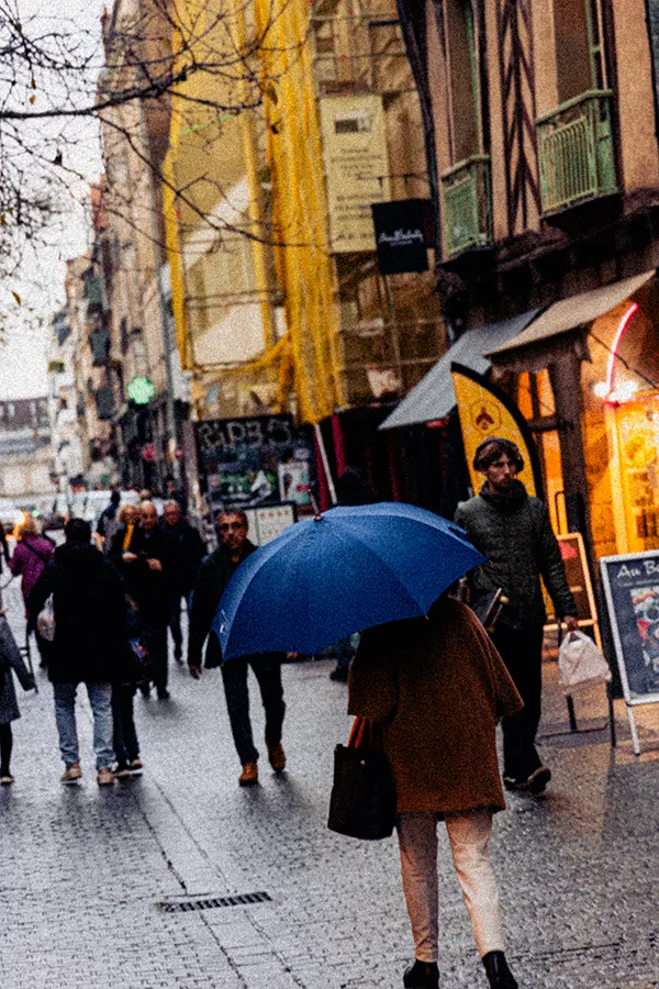 Shooting photo rennes - Tourisme Bretagne - pluie rue commerçante, street photo, rue vasselot